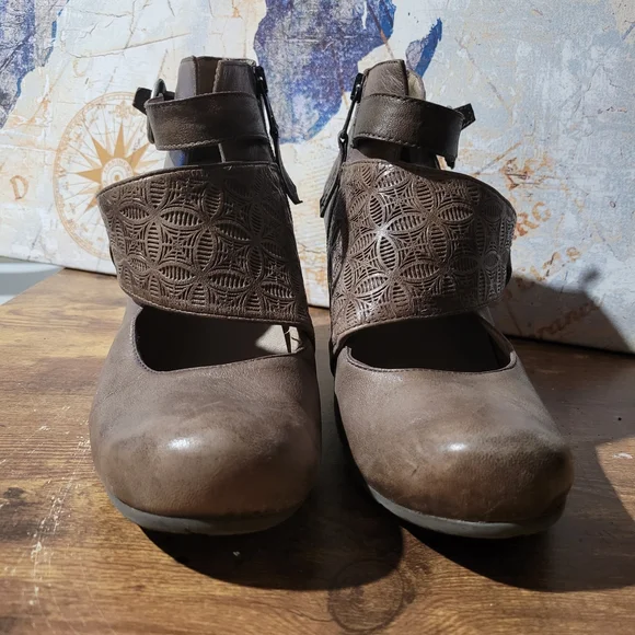 Miz Mooz Dale Ankle Boots. Distinctive Brown Patterned Cross Over Strap. - Picture 1 of 8